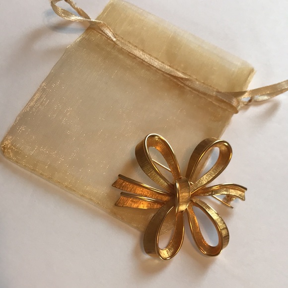 Monet Bow Ribbon Brooch Signed Vintage Goldtone Textured - Picture 2 of 6